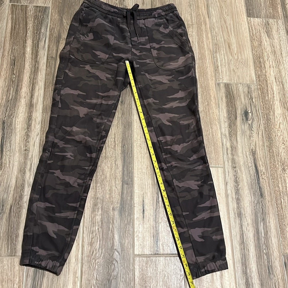 Athleta - Womens Farallon jogger - Camo color - Size 4 Tall - Picture 5 of 7